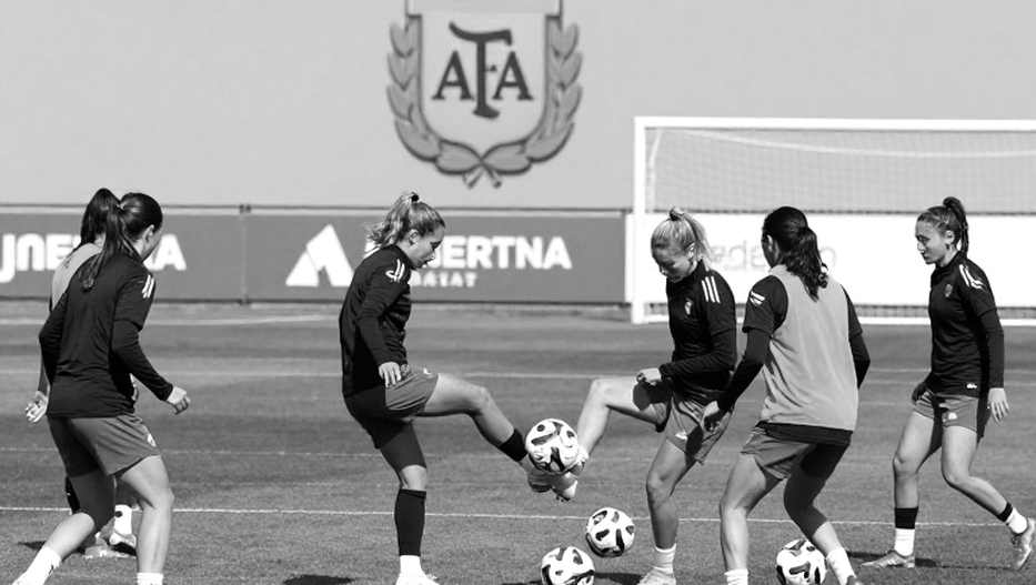 Beyond the 40-Yard Line: Harry Kane, an Unfamiliar Ball, and the Quiet Arithmetic of Cross-Sport Hype Beyond the 40-Yard Line: Harry Kane, an Unfamiliar Ball, and the Quiet Arithmetic of Cross-Sport Hype