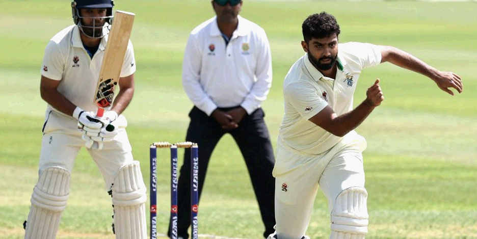 প্রেসিডেন্টস ট্রফিতে ইসরারের বোলিং ঝড়, পিটিভি শীর্ষে